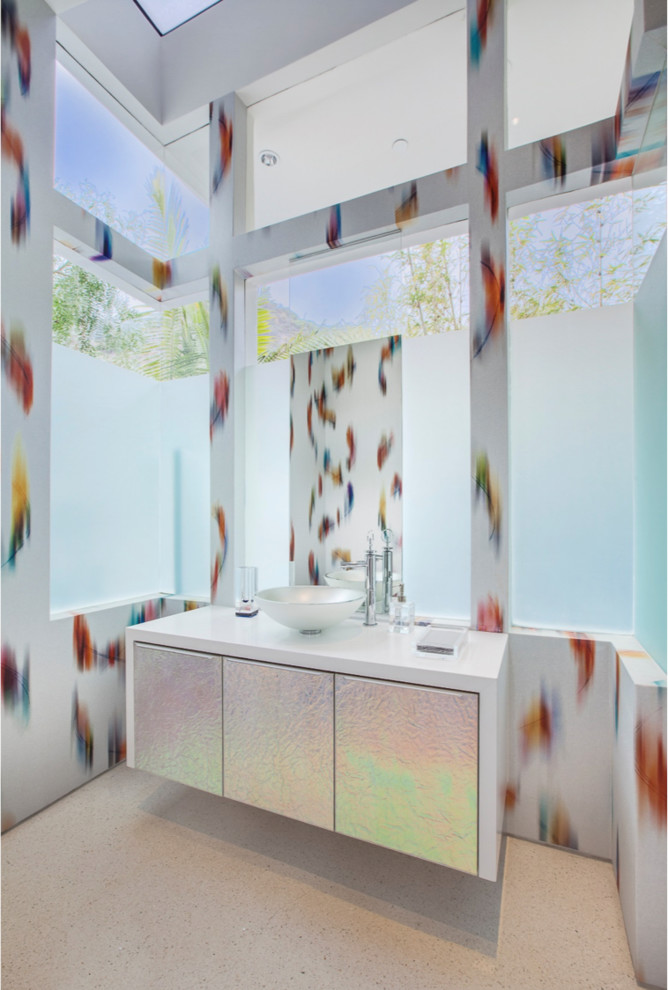 Esempio di un grande bagno di servizio minimal con pareti multicolore, pavimento in travertino, ante lisce, ante beige, lavabo da incasso e top in quarzo composito