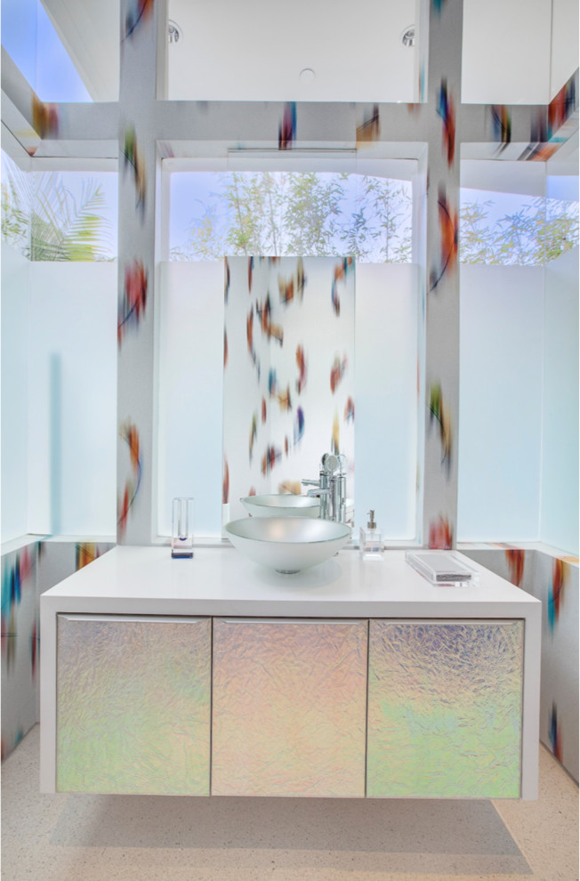 Diseño de aseo contemporáneo grande con armarios con paneles lisos, paredes multicolor, lavabo sobreencimera, puertas de armario beige, encimera de cuarzo compacto, suelo de travertino y suelo beige