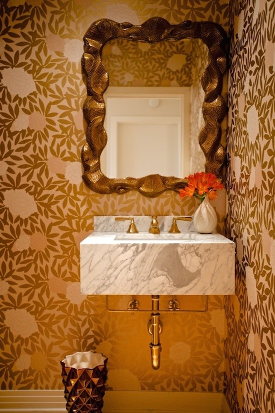Exempel på ett stort modernt toalett, med ett väggmonterat handfat, marmorbänkskiva och flerfärgade väggar