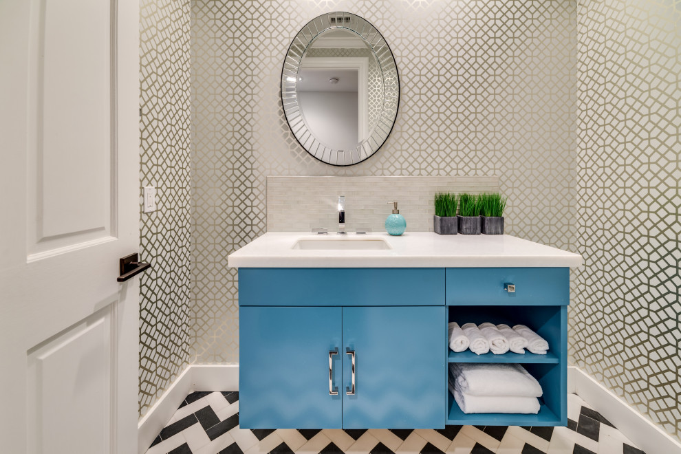 На фото: туалет среднего размера в современном стиле с врезной раковиной, плоскими фасадами, синими фасадами, мраморной столешницей, белой плиткой, черно-белой плиткой и стеклянной плиткой
