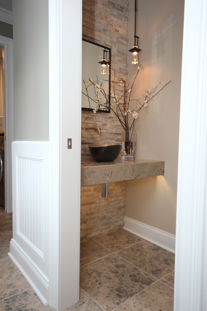 Aménagement d'un petit WC et toilettes classique avec une vasque, un carrelage de pierre, un mur beige, un sol en marbre et un plan de toilette en granite.