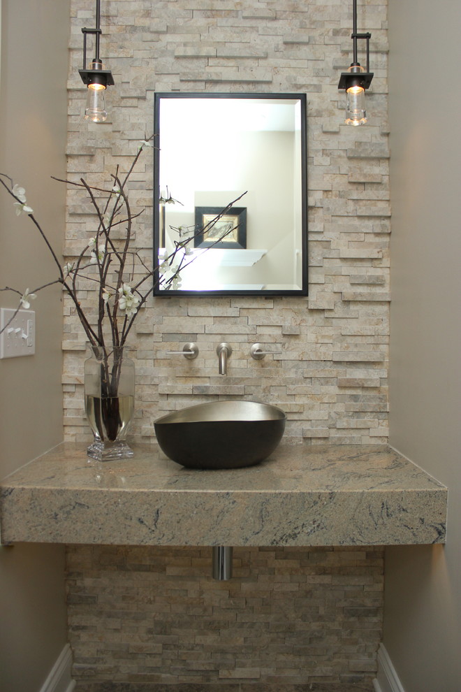 Foto di un piccolo bagno di servizio tradizionale con lavabo a bacinella, piastrelle in pietra, pareti beige e top in granito