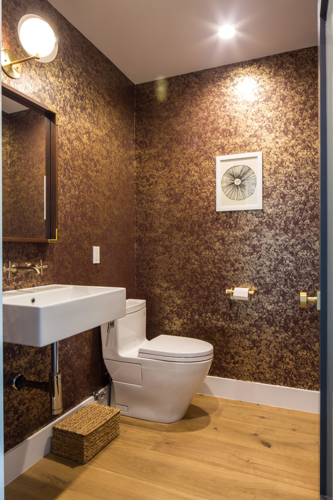 ロサンゼルスにあるコンテンポラリースタイルのおしゃれなトイレ・洗面所 (一体型トイレ	、淡色無垢フローリング、壁付け型シンク、ベージュの床) の写真