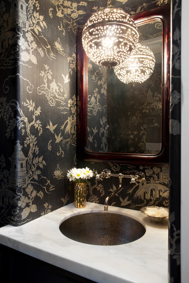 Immagine di un piccolo bagno di servizio tradizionale con top in marmo