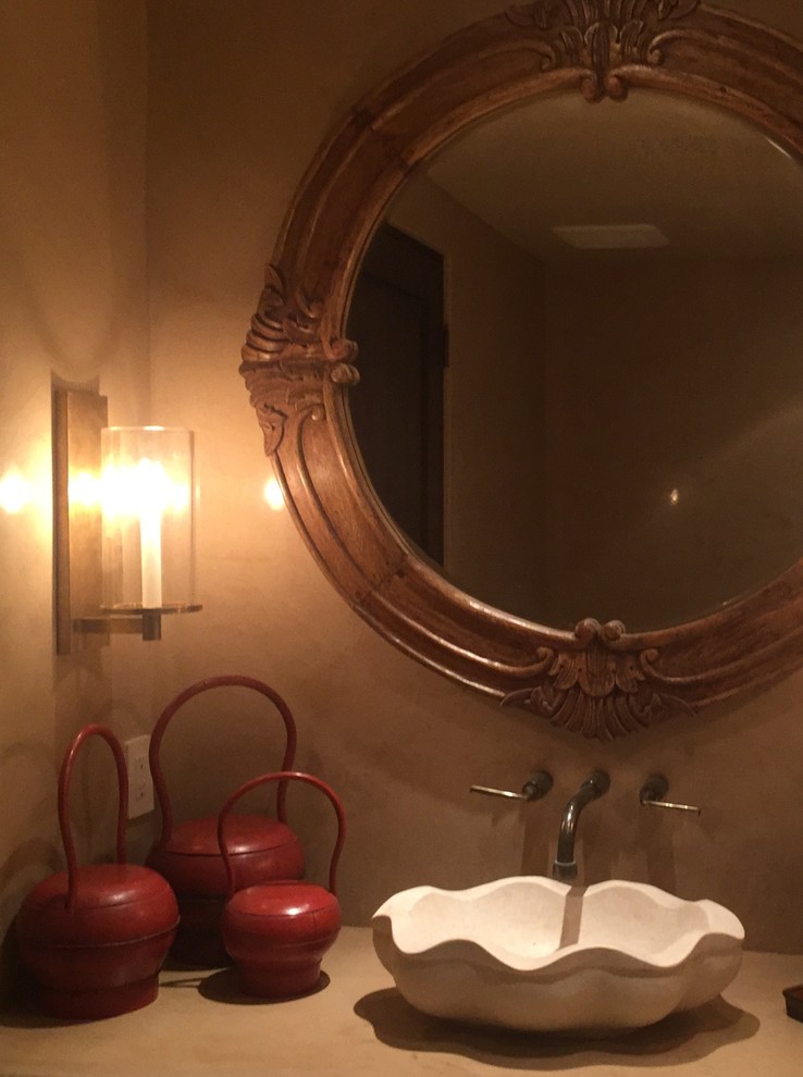 Imagen de aseo de estilo americano pequeño con sanitario de una pieza, paredes marrones y lavabo sobreencimera