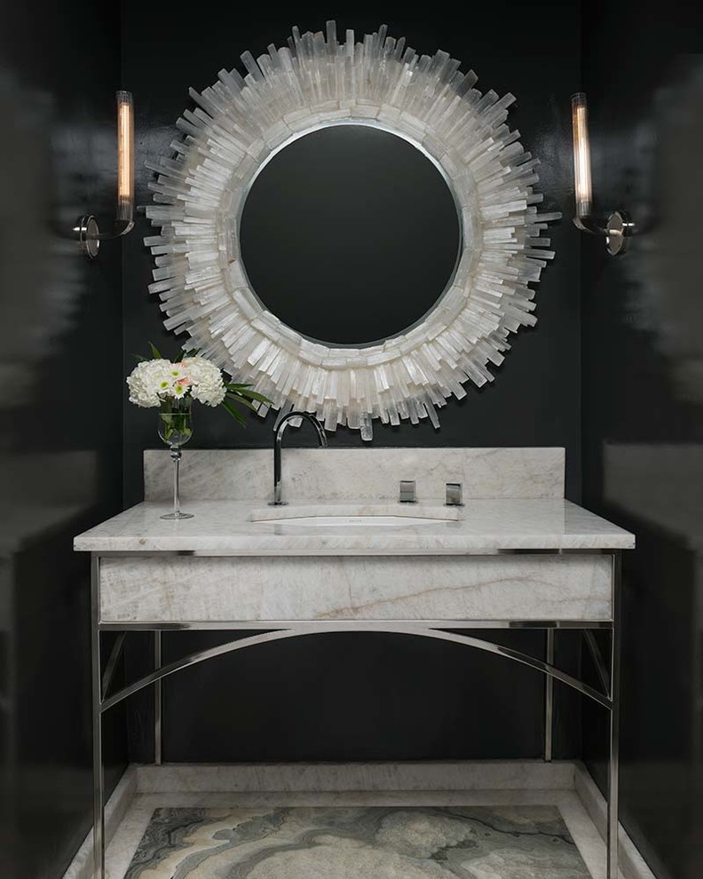 Ispirazione per un bagno di servizio mediterraneo con pareti nere, pavimento in marmo, lavabo sottopiano e top in marmo