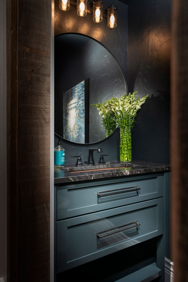 Kleine Moderne Gästetoilette mit blauen Schränken, schwarzer Wandfarbe, Unterbauwaschbecken, Marmor-Waschbecken/Waschtisch, schwarzer Waschtischplatte und eingebautem Waschtisch in Sonstige