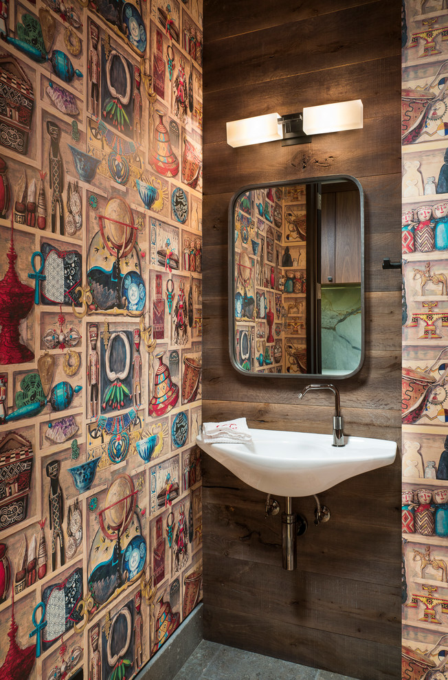 На фото: туалет в стиле рустика с разноцветными стенами и подвесной раковиной