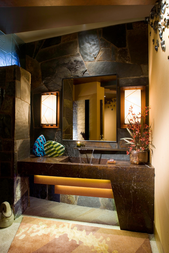 На фото: туалет в современном стиле с монолитной раковиной и каменной плиткой