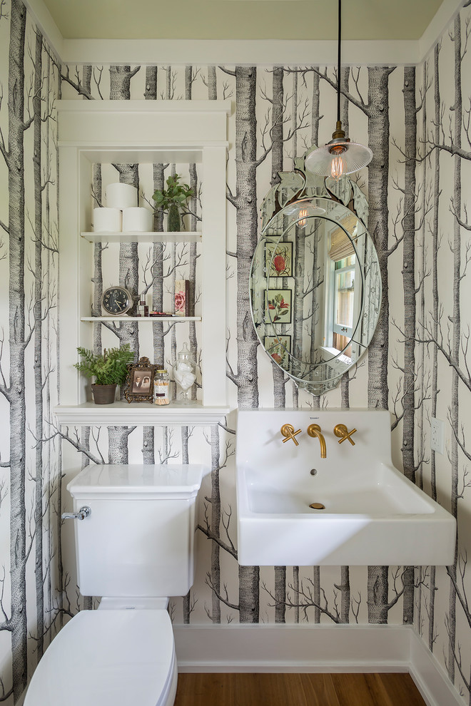 Immagine di un bagno di servizio classico con WC a due pezzi, pareti multicolore, pavimento in legno massello medio, lavabo sospeso e pavimento marrone