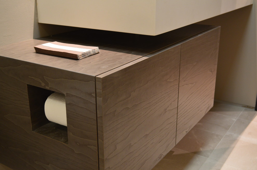 Exempel på ett litet modernt toalett, med släta luckor, skåp i mellenmörkt trä, en toalettstol med hel cisternkåpa, beige väggar, ett integrerad handfat och bänkskiva i kvarts