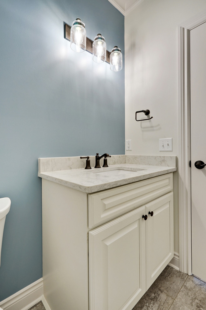 Inspiration för ett litet vintage grå grått toalett, med luckor med upphöjd panel, vita skåp, blå väggar, laminatgolv, ett undermonterad handfat, bänkskiva i kvarts och grått golv