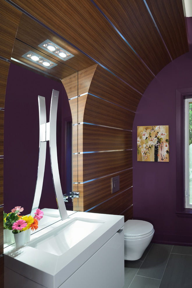 Exemple d'un WC suspendu tendance de taille moyenne avec un lavabo encastré, un placard à porte plane, des portes de placard blanches, un plan de toilette en quartz modifié, un mur violet, un sol en carrelage de porcelaine et un plan de toilette blanc.