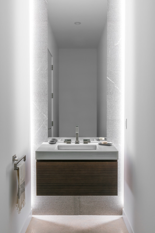 Inspiration pour un WC et toilettes design avec un carrelage gris, un mur gris, un lavabo suspendu et un sol beige.