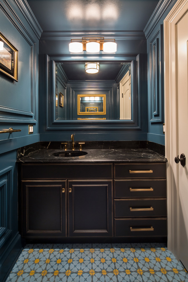 Пример оригинального дизайна: туалет среднего размера в современном стиле с врезной раковиной, раздельным унитазом, фасадами с декоративным кантом, темными деревянными фасадами, черной плиткой, коричневой плиткой, плиткой из листового камня, синими стенами, полом из цементной плитки, столешницей из оникса и синим полом