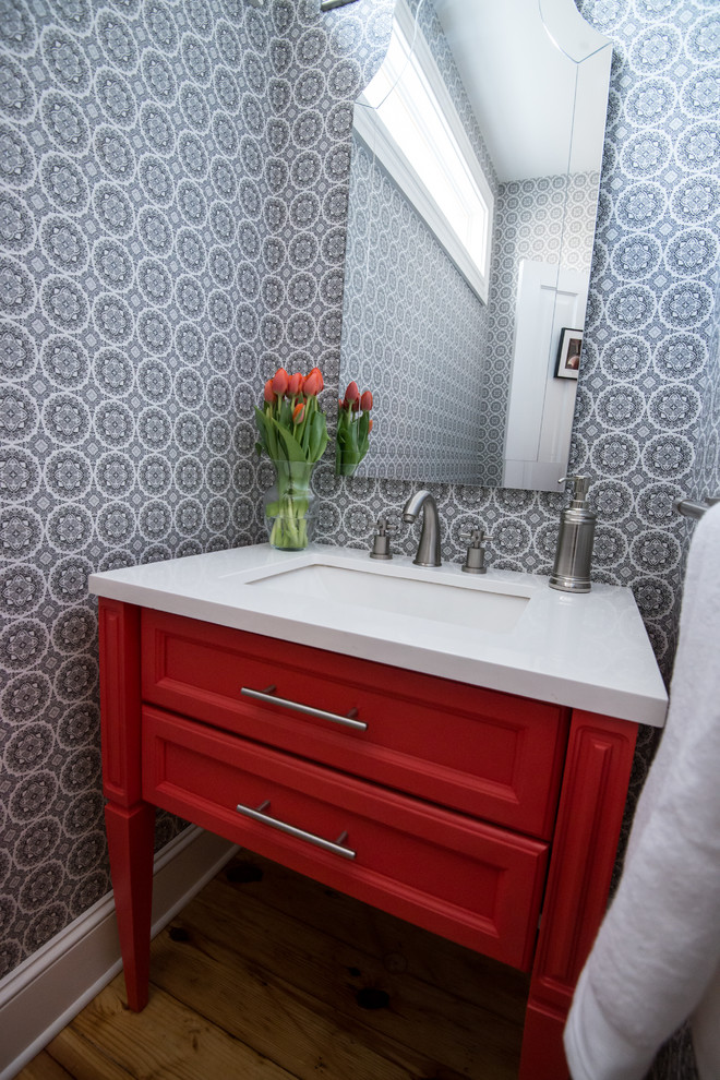 Kleine Moderne Gästetoilette mit Unterbauwaschbecken, roten Schränken, Quarzit-Waschtisch, braunem Holzboden und Schrankfronten mit vertiefter Füllung in Baltimore