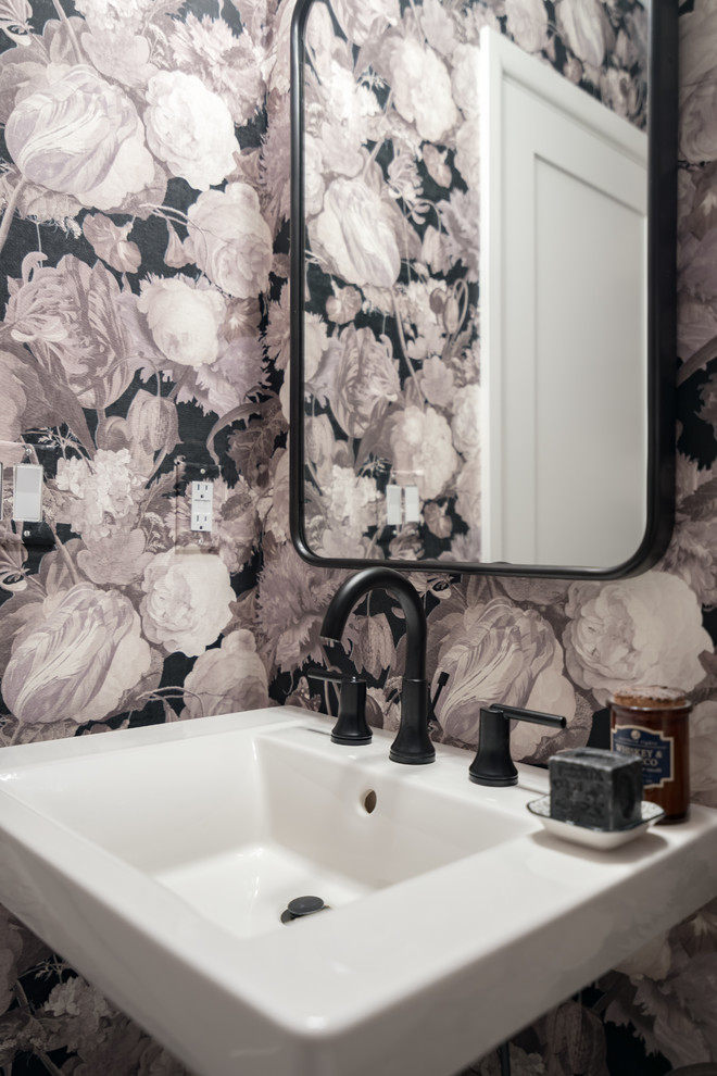 Idée de décoration pour un petit WC et toilettes tradition avec WC séparés, un mur multicolore, un sol en marbre, un lavabo de ferme et un sol blanc.