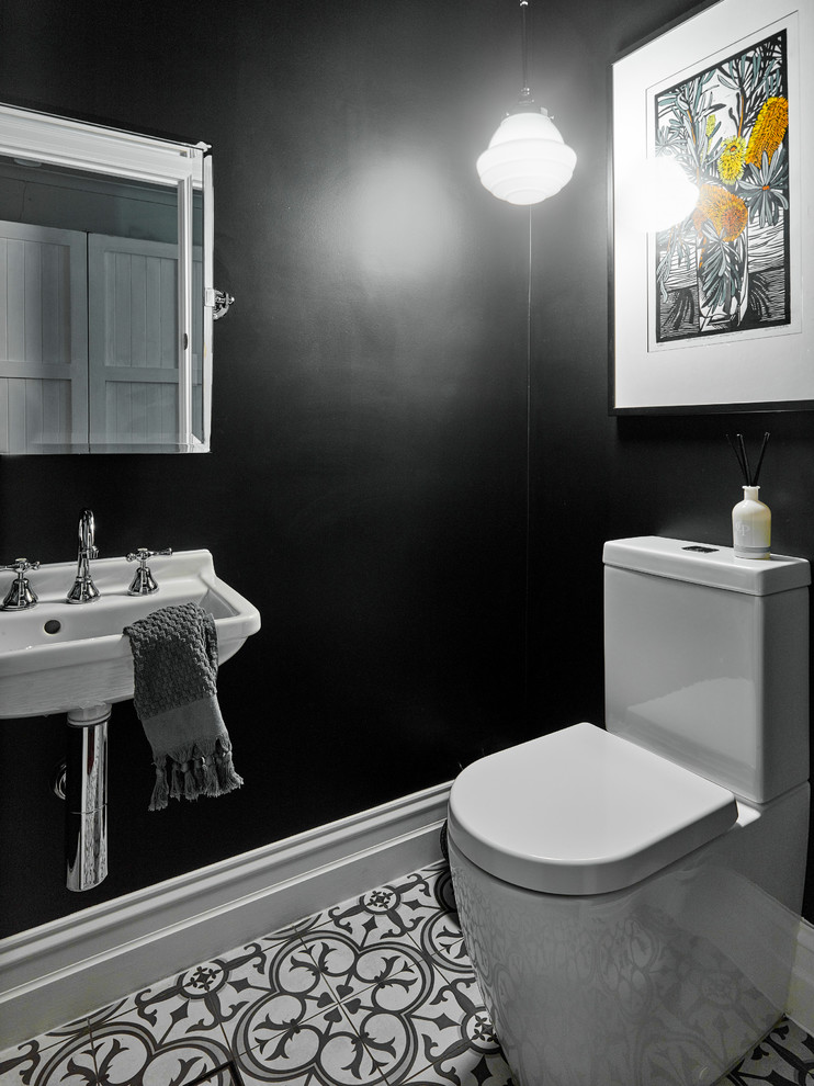 Kleine Klassische Gästetoilette mit Wandtoilette mit Spülkasten, Porzellan-Bodenfliesen, Wandwaschbecken, weißer Wandfarbe, buntem Boden und weißer Waschtischplatte in Sonstige