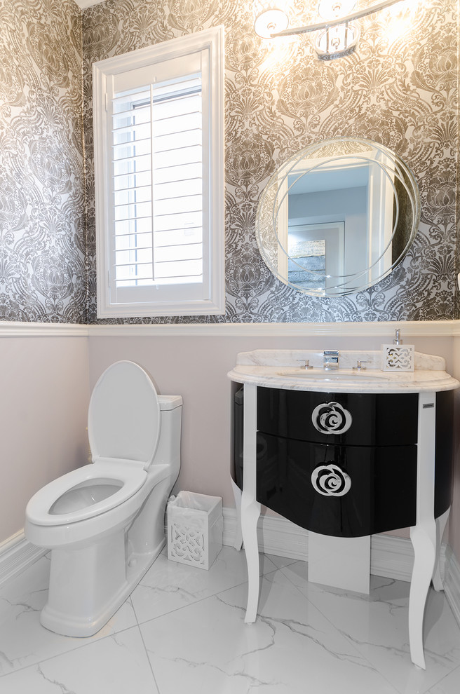 На фото: туалет в стиле неоклассика (современная классика) с фасадами островного типа, черными фасадами, мраморной столешницей, разноцветными стенами и мраморным полом