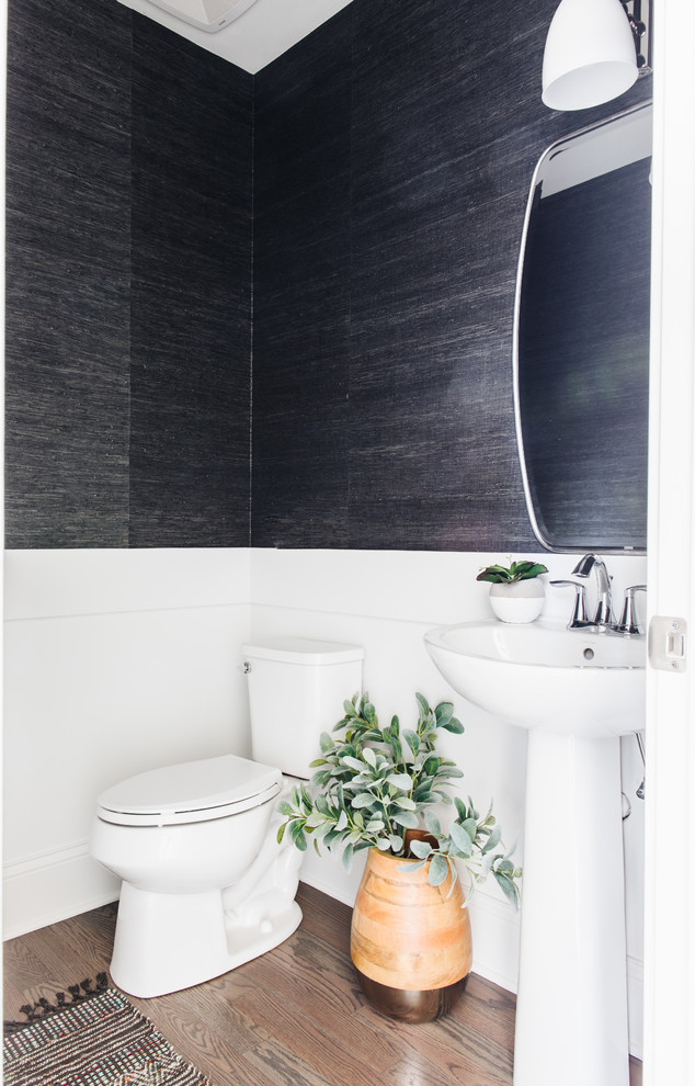 На фото: туалет в стиле неоклассика (современная классика) с раздельным унитазом, черными стенами, светлым паркетным полом и консольной раковиной
