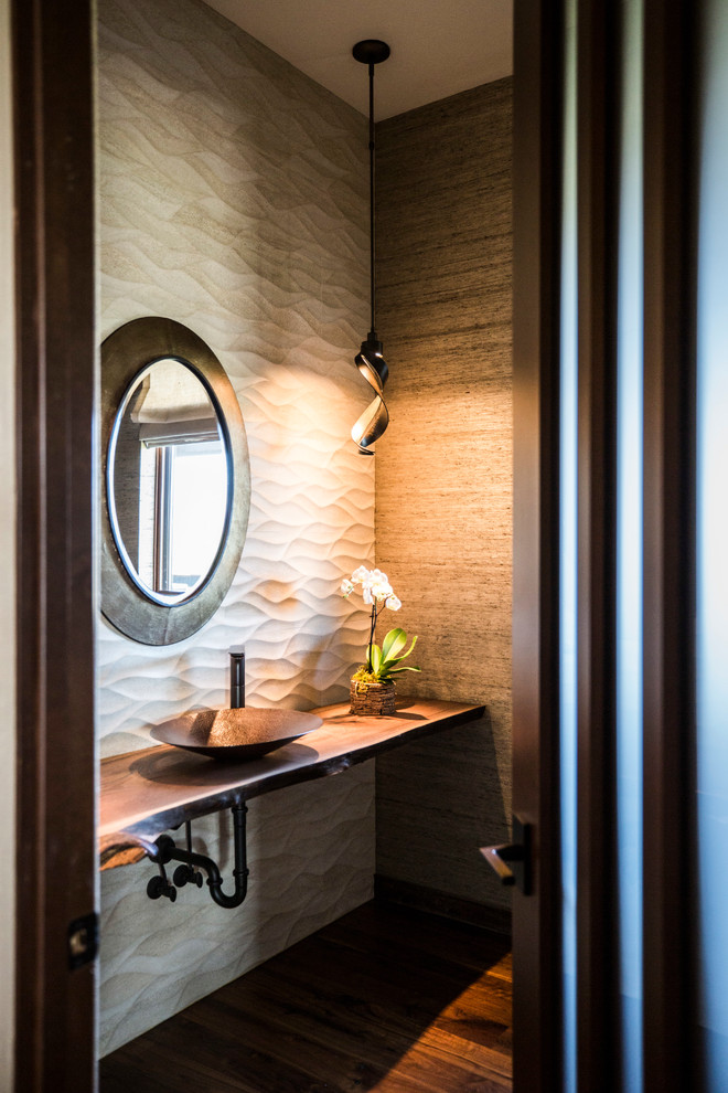 Immagine di un grande bagno di servizio minimal con piastrelle beige, piastrelle in gres porcellanato, pareti multicolore, lavabo a bacinella e top in legno