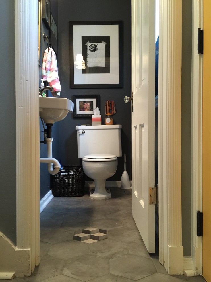 Réalisation d'un petit WC et toilettes bohème avec WC séparés, un mur gris et un lavabo suspendu.