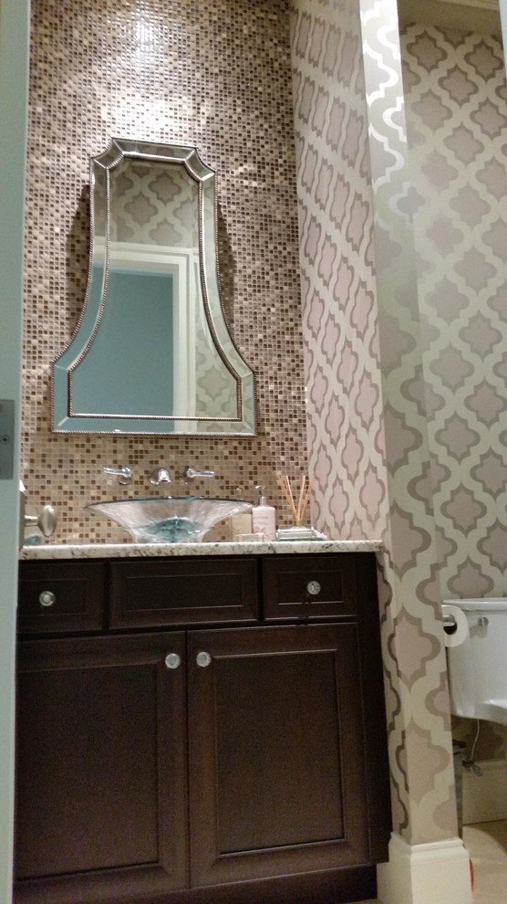 デトロイトにあるトランジショナルスタイルのおしゃれなトイレ・洗面所の写真