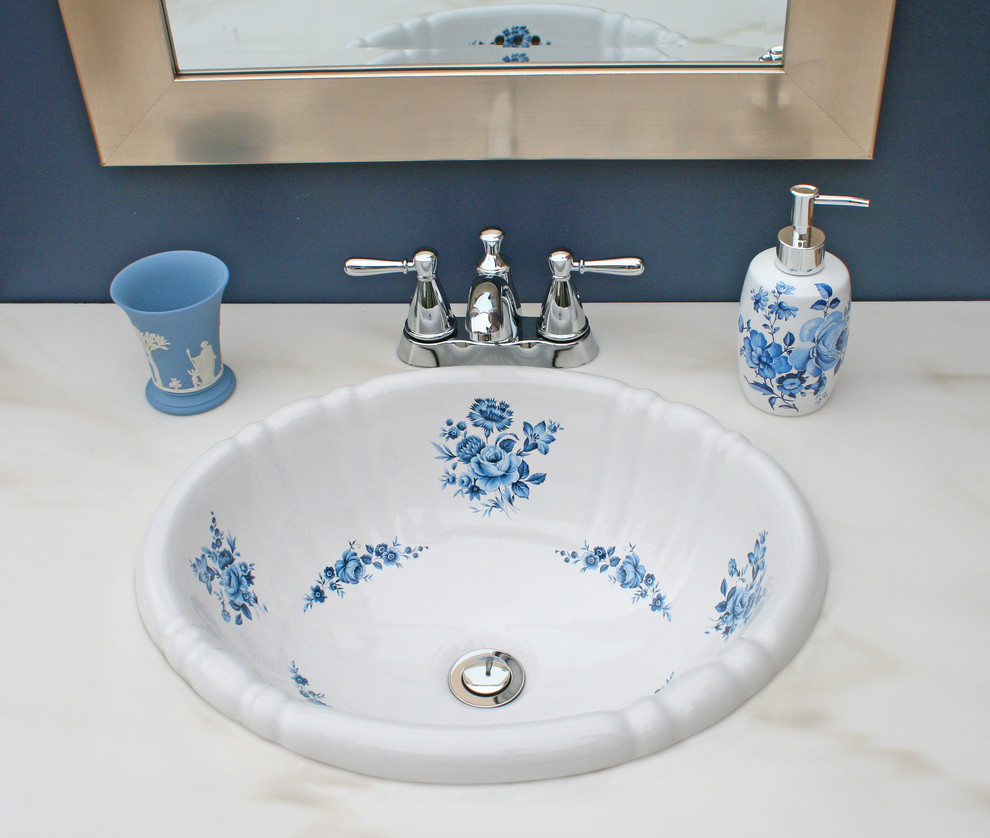 Inspiration pour un petit WC et toilettes traditionnel avec un lavabo posé, un mur bleu et un plan de toilette en marbre.