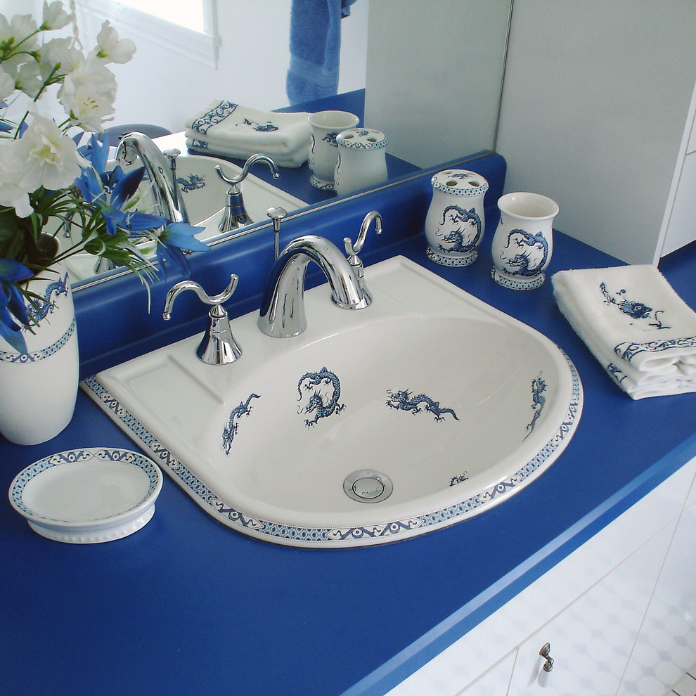 Foto de aseo asiático grande con armarios con paneles lisos, puertas de armario blancas, paredes blancas, suelo con mosaicos de baldosas, lavabo encastrado, encimera de laminado y encimeras azules
