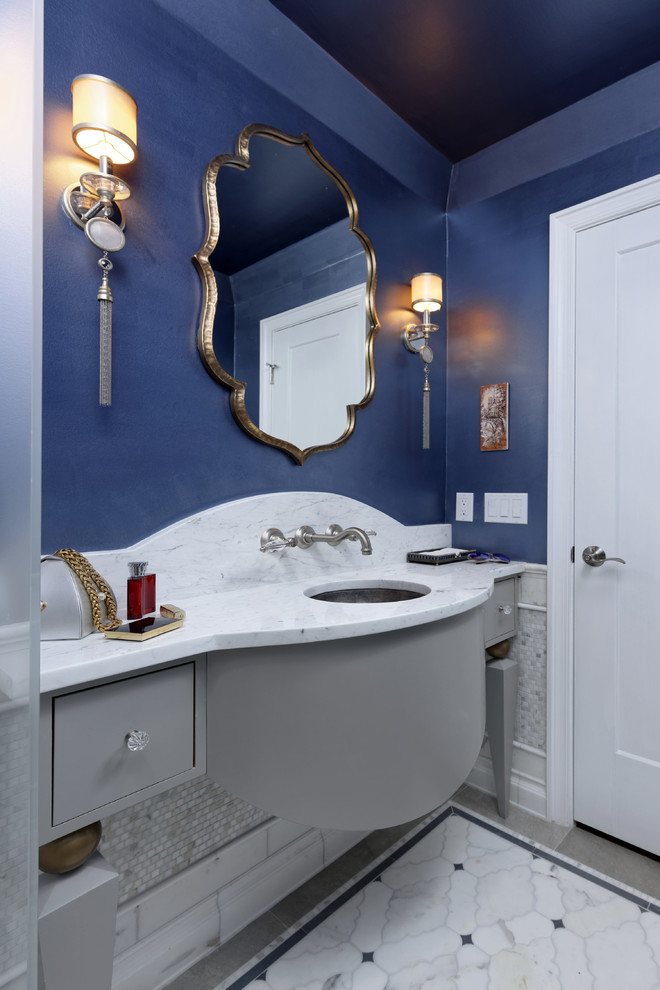 Идея дизайна: туалет в средиземноморском стиле с фасадами островного типа, серыми фасадами, белой плиткой, мраморной плиткой, синими стенами, мраморным полом, врезной раковиной, мраморной столешницей, белым полом и белой столешницей
