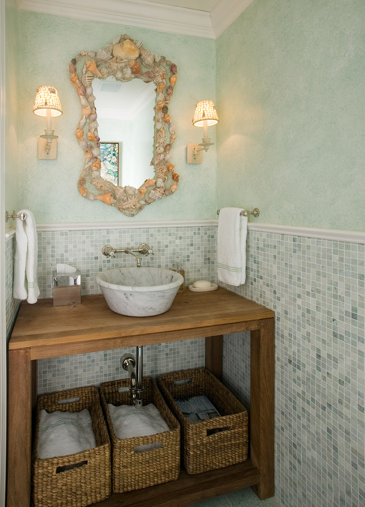 Exemple d'un WC et toilettes exotique en bois brun avec un carrelage vert, un carrelage gris, un mur vert, une vasque, un plan de toilette en bois, un placard sans porte, mosaïque et un plan de toilette marron.