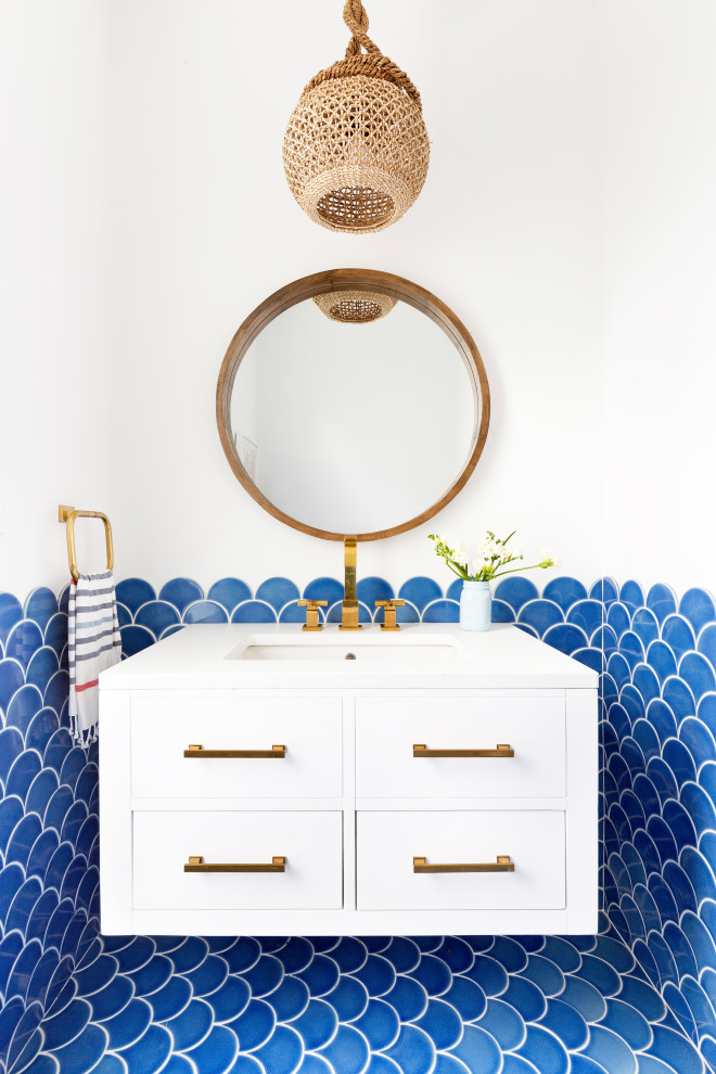 Источник вдохновения для домашнего уюта: туалет среднего размера в морском стиле с белыми фасадами, синей плиткой, керамической плиткой, белыми стенами, полом из керамической плитки, синим полом, белой столешницей и плоскими фасадами