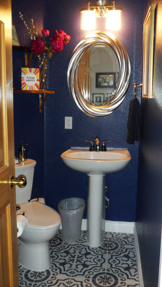 Réalisation d'un petit WC et toilettes tradition avec un carrelage multicolore, des carreaux de porcelaine, un mur bleu, un sol en carrelage de porcelaine et un lavabo suspendu.