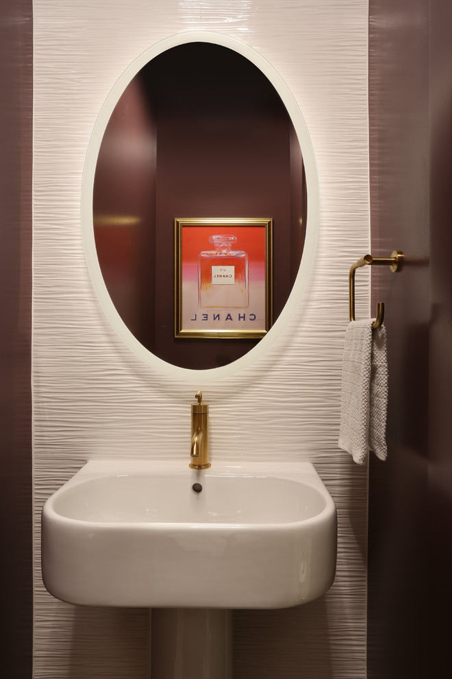 Ispirazione per un piccolo bagno di servizio minimal con piastrelle bianche, piastrelle in ceramica, pareti viola e lavabo a colonna