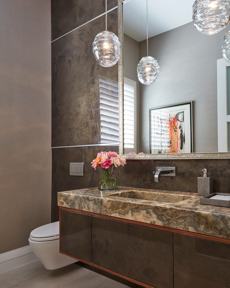 Immagine di un bagno di servizio design con ante lisce, ante marroni, WC sospeso, piastrelle marroni, pareti marroni, lavabo integrato, pavimento marrone e top multicolore