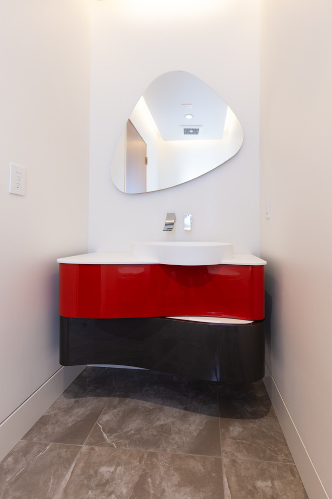 Kleine Gästetoilette mit flächenbündigen Schrankfronten, roten Schränken, weißer Wandfarbe, integriertem Waschbecken, beigem Boden und weißer Waschtischplatte in San Francisco