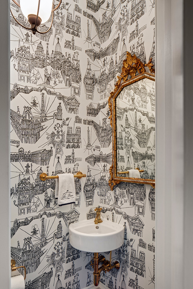 Kleine Klassische Gästetoilette mit offenen Schränken, bunten Wänden und Wandwaschbecken in New York