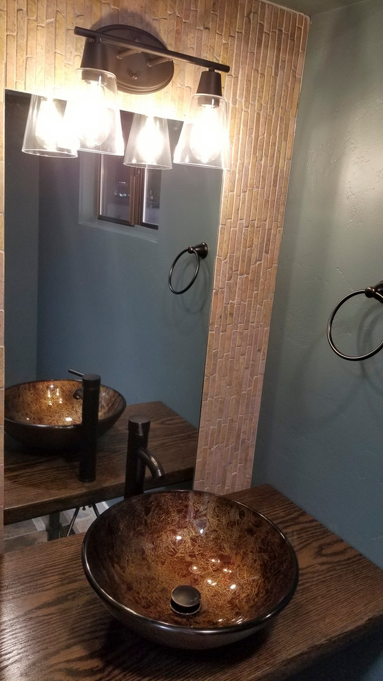 Immagine di un piccolo bagno di servizio minimal con nessun'anta, WC a due pezzi, piastrelle multicolore, piastrelle di marmo, pareti blu, pavimento in gres porcellanato, lavabo a bacinella e top in legno