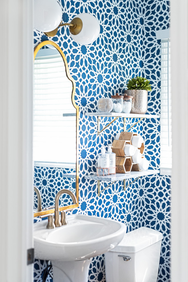 Esempio di un piccolo bagno di servizio classico con WC a due pezzi, pareti blu, pavimento in legno massello medio e lavabo a colonna