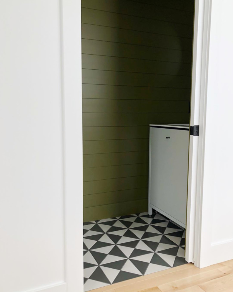 Kleine Moderne Gästetoilette mit flächenbündigen Schrankfronten, weißen Schränken, grüner Wandfarbe, Keramikboden, Unterbauwaschbecken, Quarzit-Waschtisch, schwarzem Boden und weißer Waschtischplatte in Grand Rapids