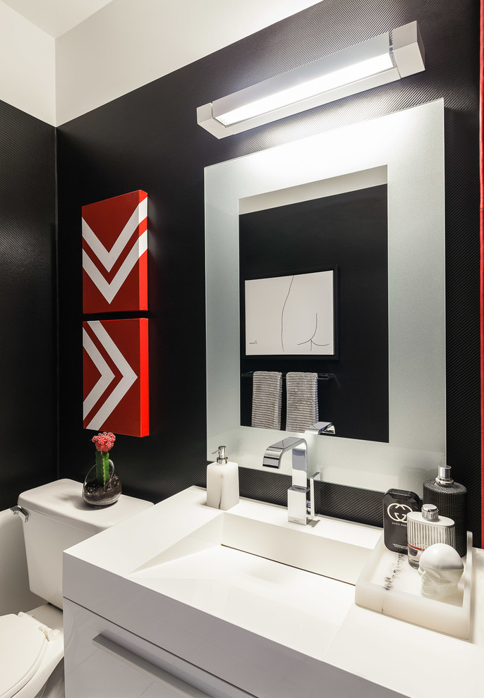 Idee per un piccolo bagno di servizio minimalista con pareti nere