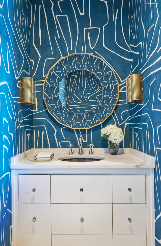Immagine di un bagno di servizio moderno con ante lisce, ante bianche, pareti blu, top in quarzo composito e top bianco