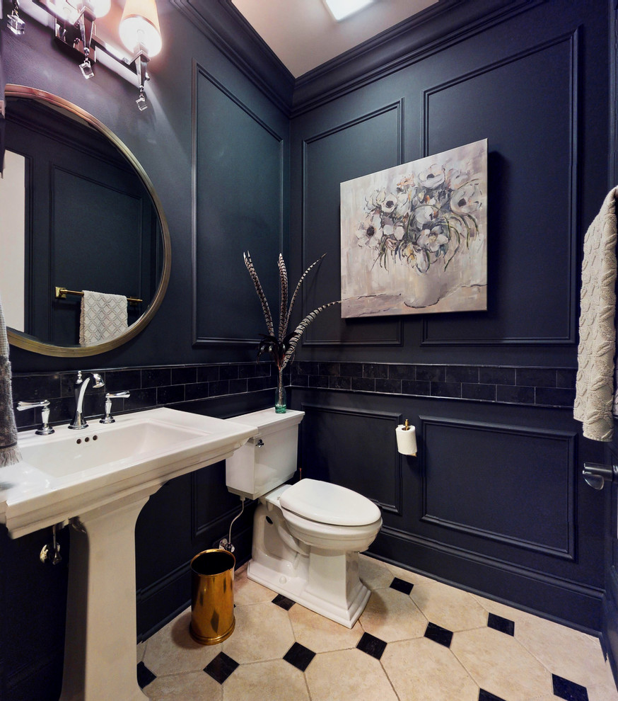 Foto på ett litet vintage toalett, med en toalettstol med separat cisternkåpa, svart kakel, kakelplattor, svarta väggar, klinkergolv i porslin, ett piedestal handfat och flerfärgat golv