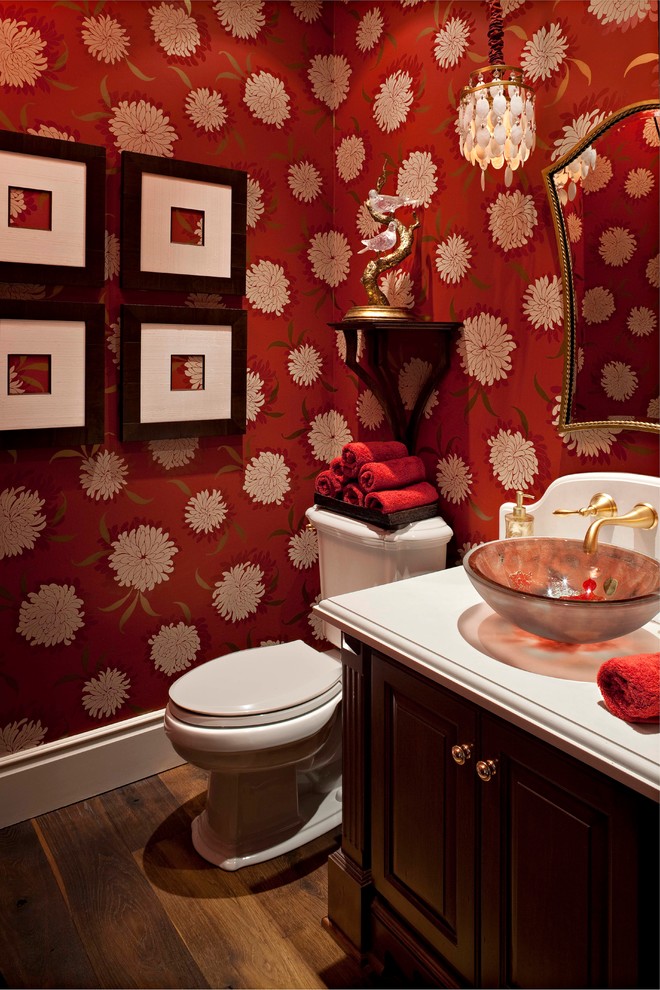 Idées déco pour un petit WC et toilettes classique en bois foncé avec une vasque, un plan de toilette en quartz, WC séparés, un mur rouge, parquet foncé, un placard avec porte à panneau surélevé et un carrelage blanc.