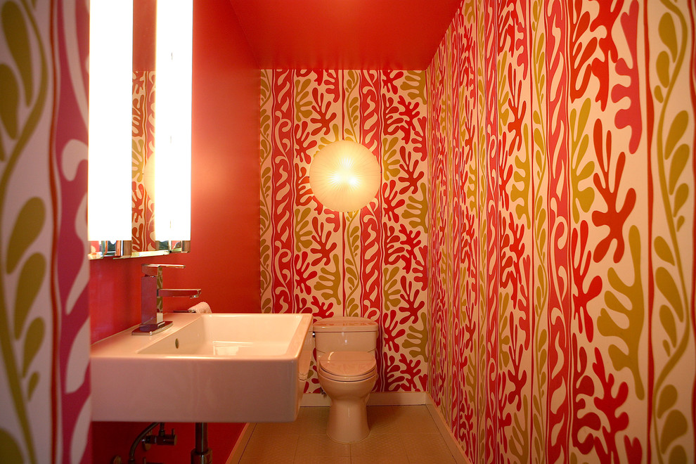 Kleine Stilmix Gästetoilette mit Wandwaschbecken, offenen Schränken, weißen Schränken, Toilette mit Aufsatzspülkasten, beigen Fliesen, Zementfliesen, weißer Wandfarbe und Keramikboden in Los Angeles