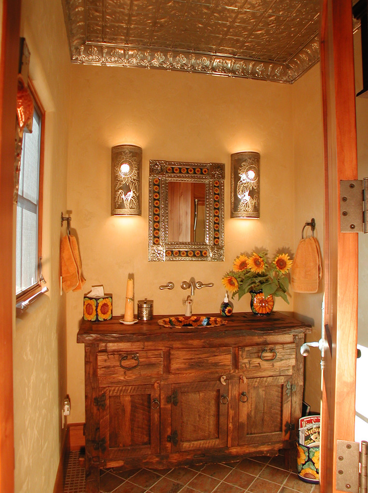 デンバーにあるサンタフェスタイルのおしゃれなトイレ・洗面所の写真