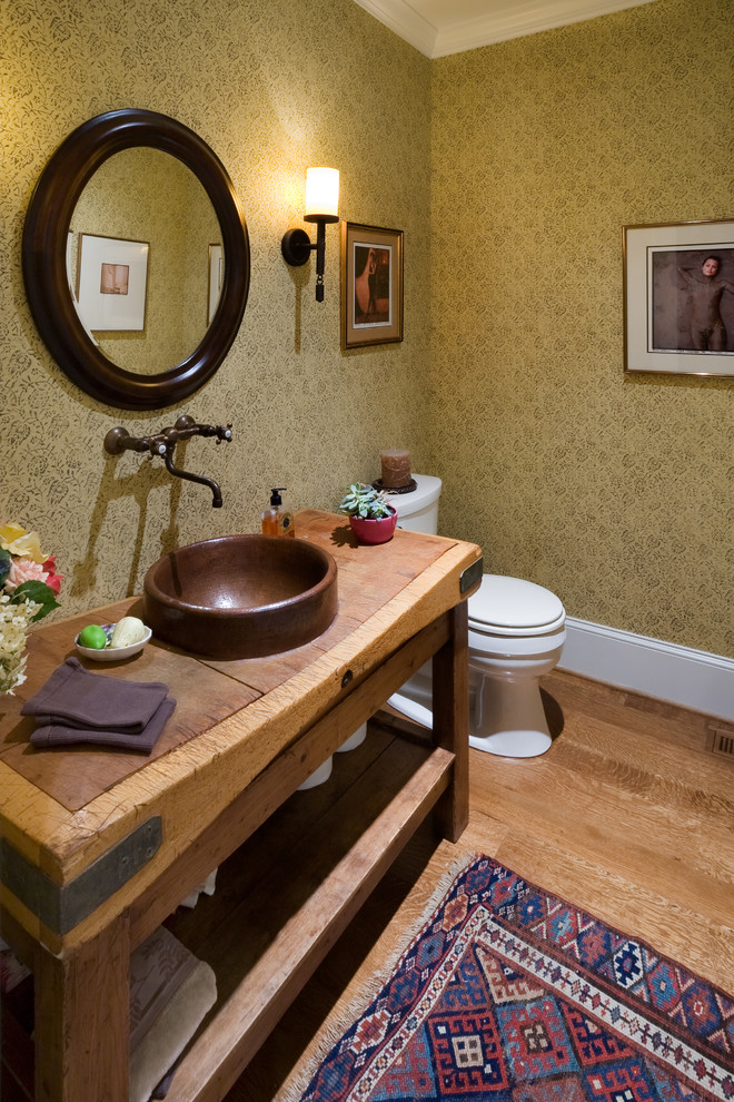 Inspiration för ett vintage toalett, med öppna hyllor, skåp i mellenmörkt trä, en toalettstol med separat cisternkåpa, mellanmörkt trägolv och gula väggar