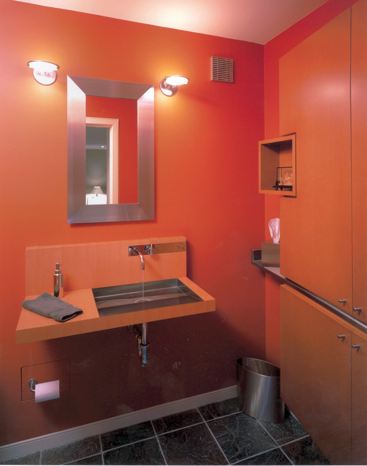 Modern inredning av ett orange oranget toalett