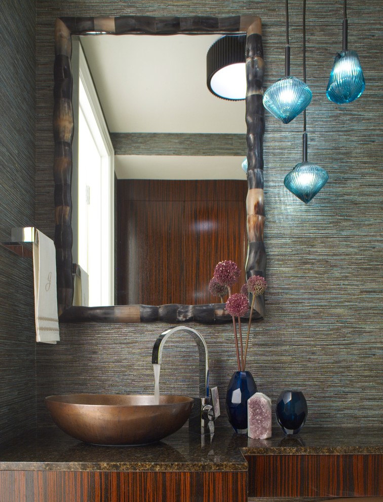 Foto di un piccolo bagno di servizio minimalista con lavabo a bacinella, ante lisce, top in granito e ante in legno bruno