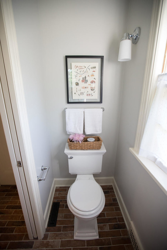 Пример оригинального дизайна: маленький туалет в стиле неоклассика (современная классика) с унитазом-моноблоком, серыми стенами, раковиной с пьедесталом и коричневым полом для на участке и в саду